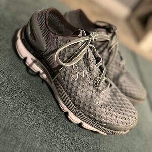 Under armor women’s Gemini 2 Gray Sneaker 8.5